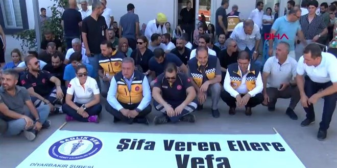 Diyarbakır’da sağlık çalışanları meslektaşlarına yönelik saldırıyı protesto etti